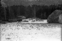 "gravhaug" i forgrunnen..Tvilsomt om at dette er en gravhaug