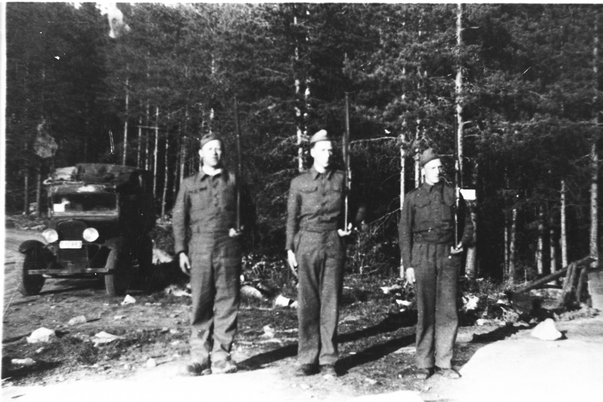 Gruppe,militæruniform og våpen.
Ved Svøo sag mai 1945.
Frå venstre:Johannes Dokken,Ivar Rudningen
og Olav Svingen.
