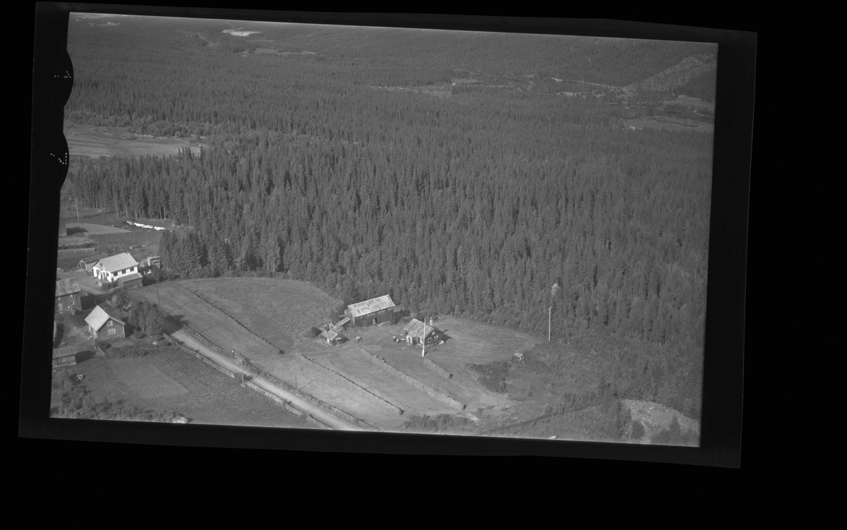 Flyfoto av Turibråten/Myrvold.
Låve,hallingstugu og eldhus.