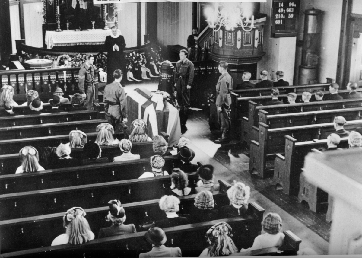 Begravelse etter Kåre Lund øverstkomanderende for heimestyrkane i Gol under 2 verdenskrig.
Som æresvakt til venstre for presten står Ulrik  Brenno dei andre er ukjende.