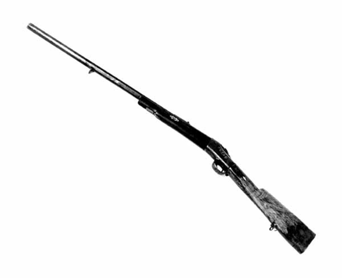 Dette er et glattboret Remingtongevær. Kolben er ikke original. Den nøyaktige tilpasningen viser dette. Dessuten er det på enden av den satt på et ekstra stykke, 3, 5 cm langt. Remingtons system ble konstruert av en urmaker Geiger og patentert i 1863. Remington & Sons våpenfabrikk kjøpte patentet av han. I 1867 kom så den første Remingtonrifle til Norge. 
Privat tilvirket Remington. 
