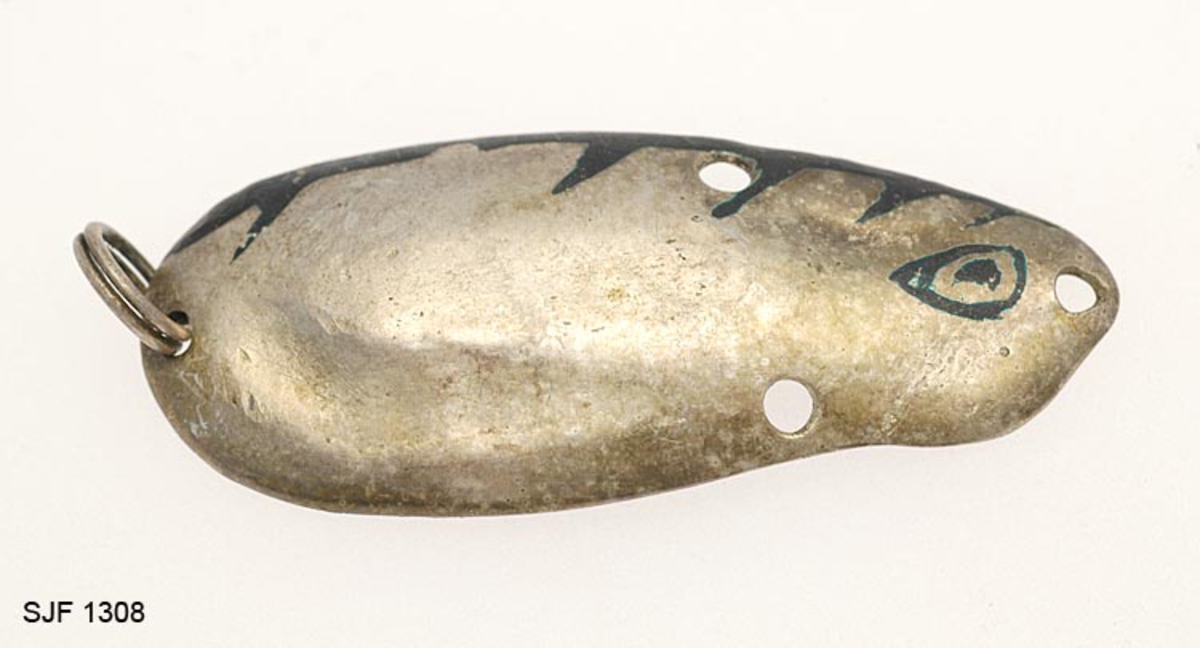 Skjesluk, brukt av Brynjulf Styve under fiske i Lågen. 
Sluken er sølvfarvet med påmalt mønster i en blågrønn mørk farve. 
Den har hull i begge ender og med en ring i ene enden. Sluken har også et hull på hver side. 
Den er bulket. 
Stempel på innsiden. 
