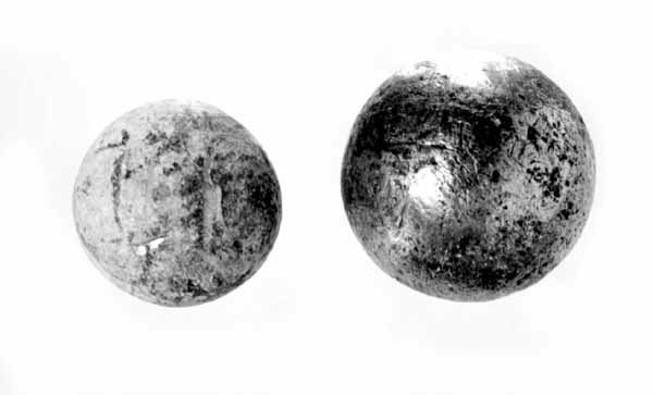 To geværkuler.  Den minste kula er av bly, mens den største er av jern. 
Kulene ble funnet ved Trangen i 1938 av Bjørn Foss.  De stammer muligens fra slaget ved Trangen 1808. 
