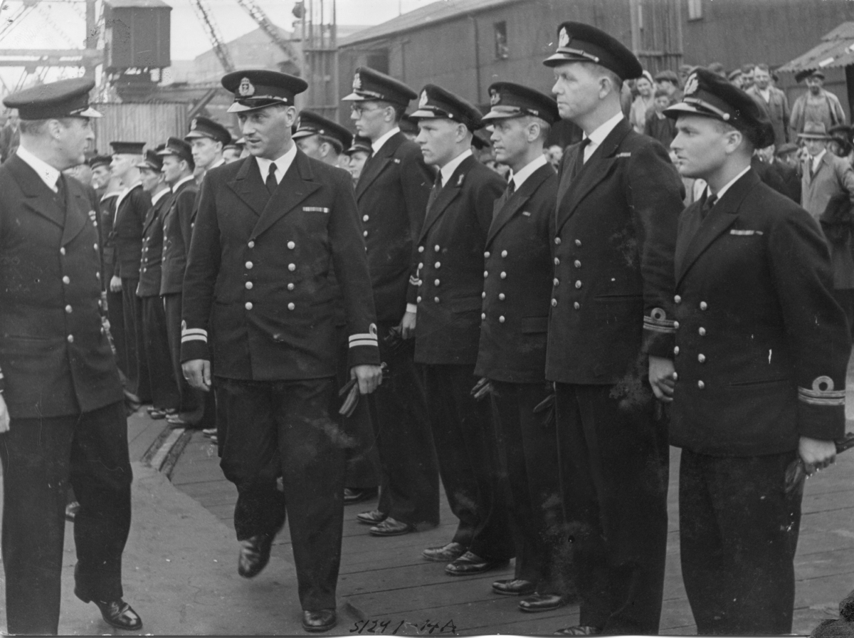 Fra overtakelsesseremonien 18. august 1944. HKH Kronprins Olav til venstre, sammen med offiserene på KNM Utsira.