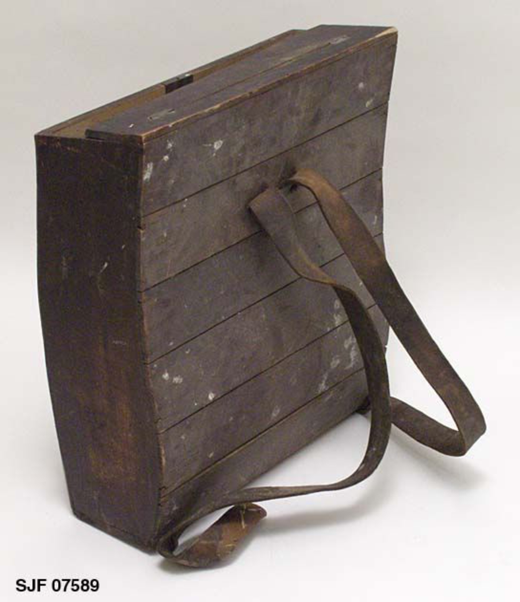 Form: Kasse med buet rygg og front
Bærekonten har et defekt lokk som var låsbart den tid den var i orden. 