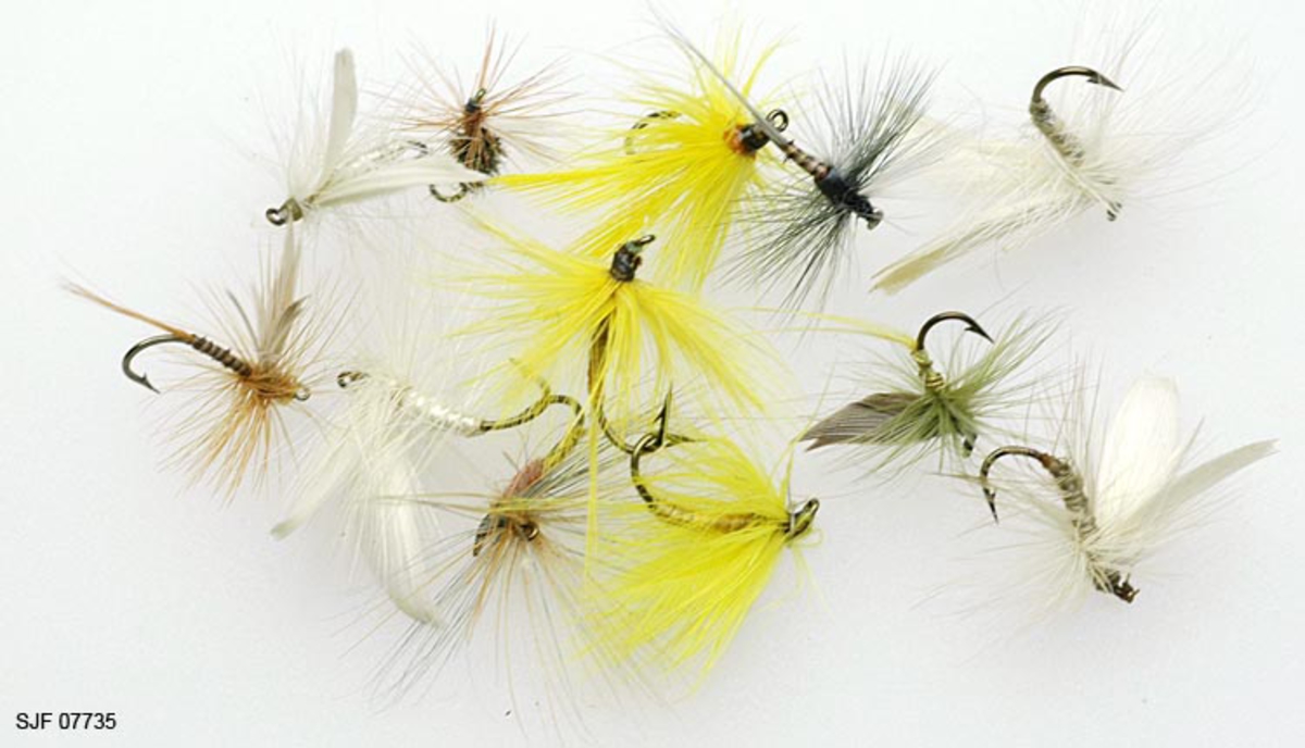 Tilstand: I forbindelse med omfotografering av gjenstander høsten 2002 fant OT Ljøstad at alle fluene i ett av eskens rom var helt ødelagte av møll, mens fluene i et annet rom var delvis ødelagte.  Skadene skyldes lagring i magasin C, som har temperaturforhold som møllen tåler. 

Boksen inneholder ialt 104 fluer. For å nevne noen: Red Tag og Black Gnat. Tørrfluen flyter og kan sees selv i dårlig belysning da den flyter høyt på grunn av de lange armene. Boksen har ialt 10 rom. Giveren har skrevet ei bok med navnet "Isfiske" sammen med Knut Rom. Giverens far var en ivrig sportsfisker og er gitt tittelen "Den fullendte sportsfisker". 