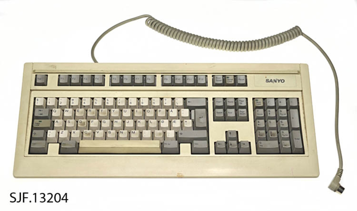 Halmskoene ble brukt til forskjellige bruk som tøffler, utesko og fjøssko. Halmen som er blitt brukt i skoen kommer enten fra havre, hvete eller rugmalm. Ved jobbing med malm må stråene være passe våte. Halm ble brukt til nyttegjenstander. 1 par. 
