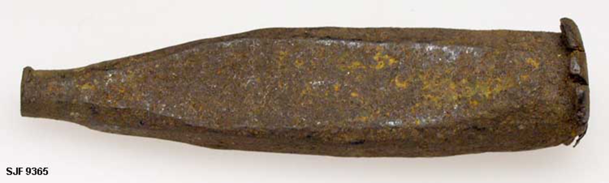 Dor fra smia til Svein Svimbil (1888-1987) fra Tinn i Telemark. Doren er smidd av ei stålstang med cirka 2,1 centimeters diameter. Den er 10,0 centimeter lang Stålet under nakkepartiet er smidd slik at det har fått et mer rektangulært tverrsnitt, og den fremre enden er spisset inntil den ender i ei oval, butt flate med 7,6 til 8,9 millimeters diameter. Slike dorer ble brukt til å drive hull i jern som på forhånd var varmet i avlen (essa) i smia. Jernet ble da lagt over et hull i den bakre delen av banen på steet (ambolten) eller over et jernstykke - ei lo eller en lokkring - med hull i. Smeden la da det jernet som skulle hulles over hullet i steet eller loa, og plasserte doren på oversida, for deretter å slå på den med en tung hammer.