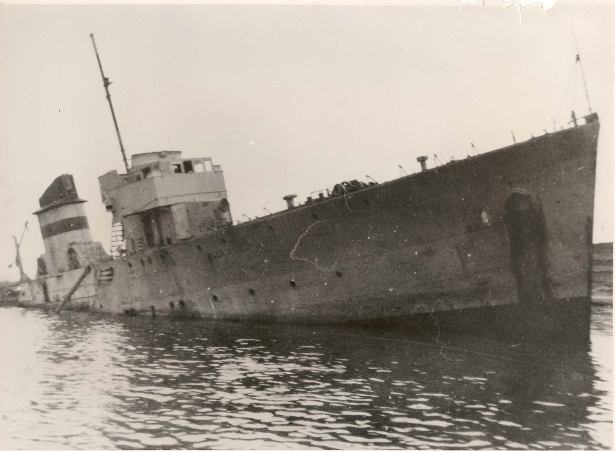 Motiv: Jageren ÆGER sunket i Stavangerfjorden 9 april 1940. Styrbord baug.
