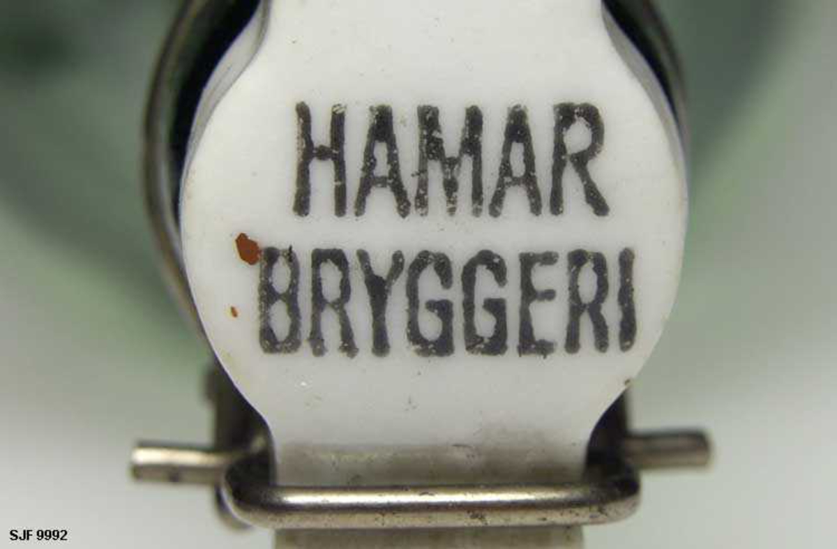 Patentkorkflaske i bruk på Hamar Bryggeri. Den var en returflaske, men den hadde også annen anvendelse i hjemmene, f. eks. til melk og annet drikke til nistemat.