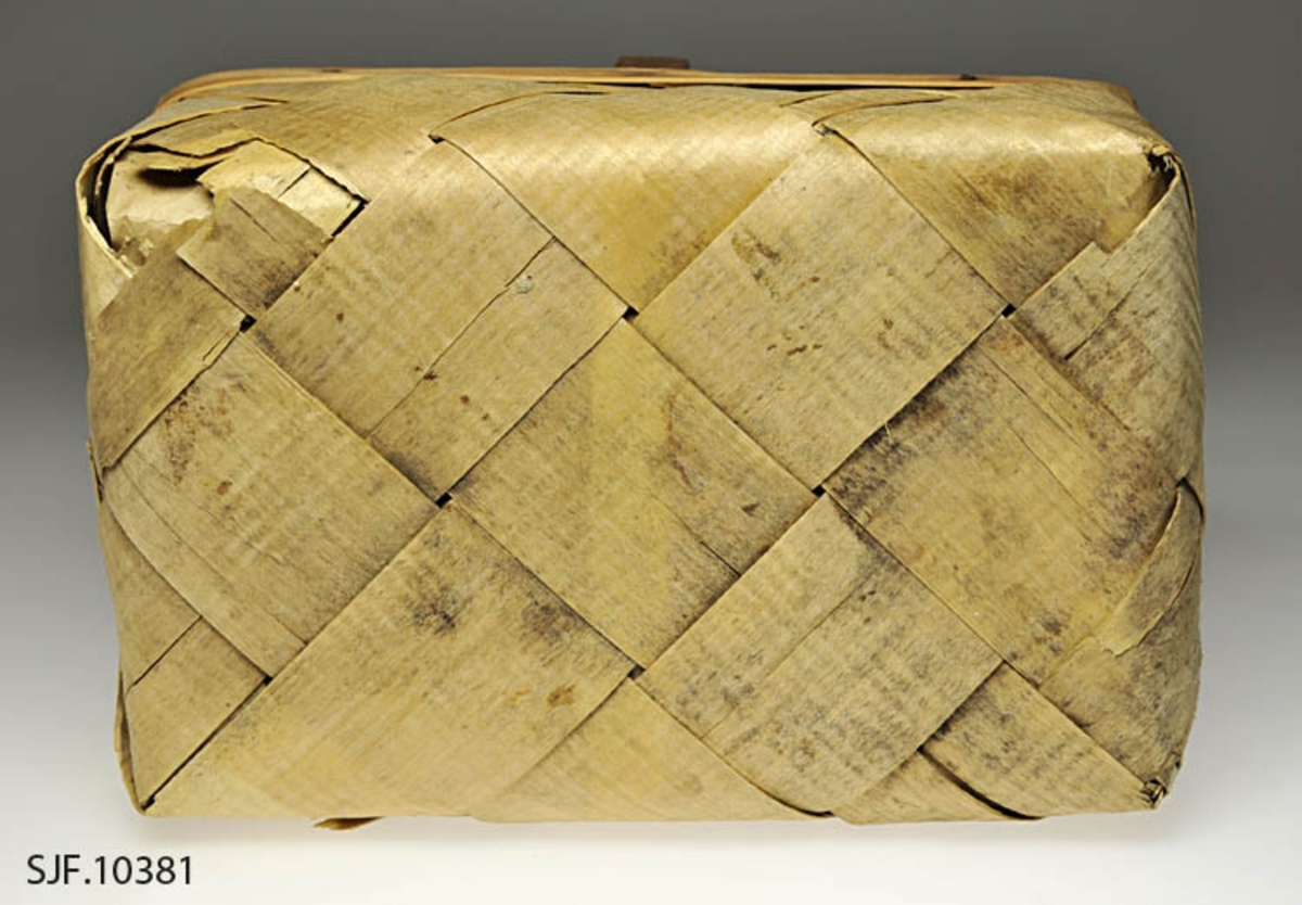 Sponkurven er skråflettet, og har en bøyd hank. Sponene er jevnbrede, og er maskinhøvlet.

Bunnen har en rektangulær form. Sponene er vikt opp, og sidene er rette. 
Kanten danner en form tilsvarende bunnen. På kanten er det lagt på et smalere spon på hver side som er festet med metallstift. 

Innvendig og utvendig skjøt ligger på hver sin kortside.
Hanken ligger på innsiden av de flettede sidene, og er festet mellom flettet side og indre kantspon. Hanken består av et tykkere spon som delvis er kløyvd i to. Spiker og stifter i kurvkant er rustne.

Kurven har tydlige spor etter jordslag. 

Det ligger et dobbelt gråpapir i bunnen på kurven.
