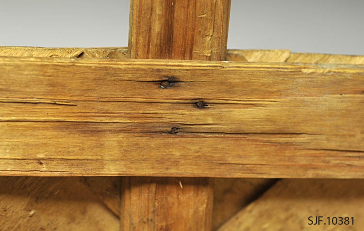 Sponkurven er skråflettet, og har en bøyd hank. Sponene er jevnbrede, og er maskinhøvlet.

Bunnen har en rektangulær form. Sponene er vikt opp, og sidene er rette. 
Kanten danner en form tilsvarende bunnen. På kanten er det lagt på et smalere spon på hver side som er festet med metallstift. 

Innvendig og utvendig skjøt ligger på hver sin kortside.
Hanken ligger på innsiden av de flettede sidene, og er festet mellom flettet side og indre kantspon. Hanken består av et tykkere spon som delvis er kløyvd i to. Spiker og stifter i kurvkant er rustne.

Kurven har tydlige spor etter jordslag. 

Det ligger et dobbelt gråpapir i bunnen på kurven.
