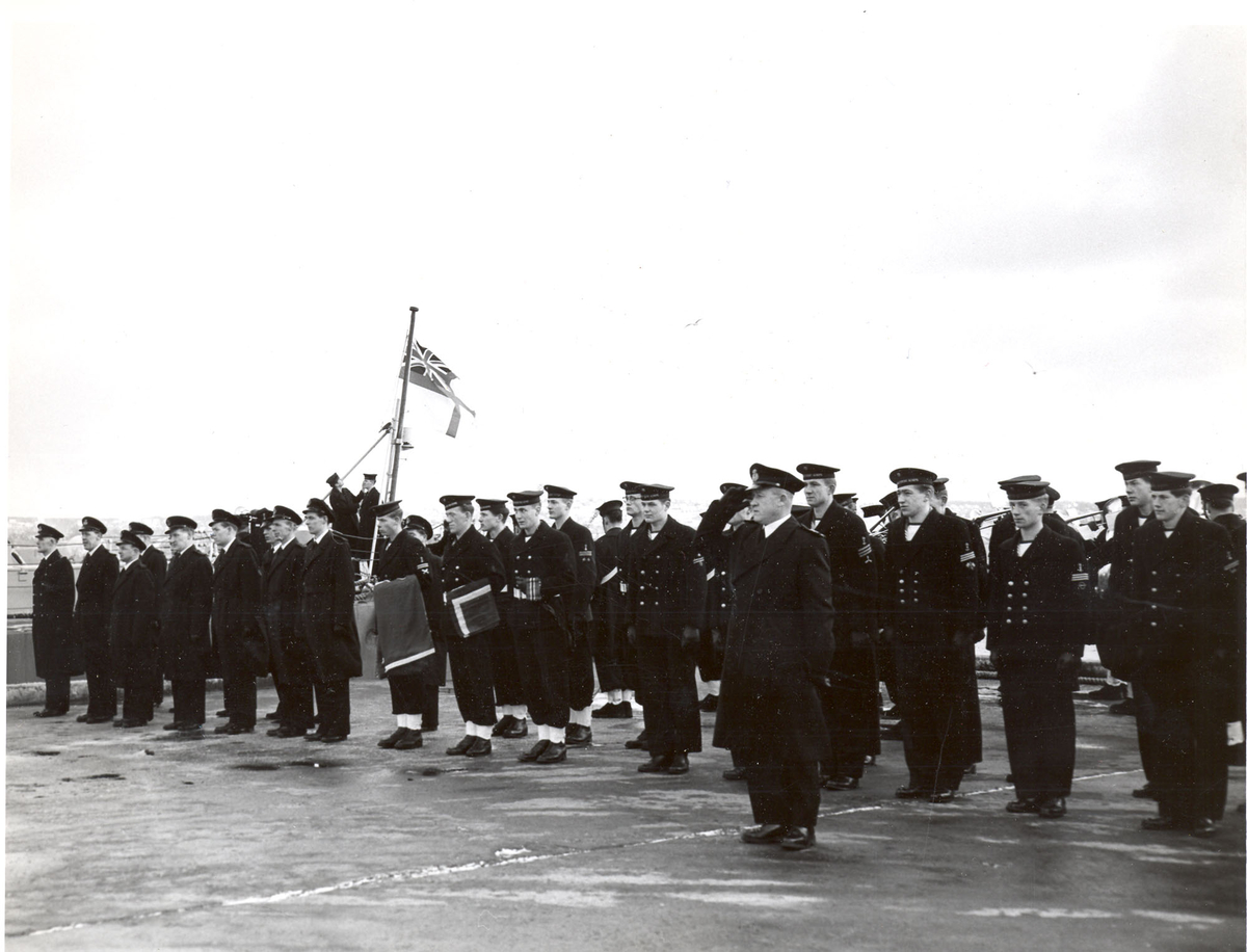 Overtakelsen av River-kl.fregatt KNM "Draug", ex. HMCS Pentang 25. januar 1956. Det norske mannskapet på kaien før overtakelsen