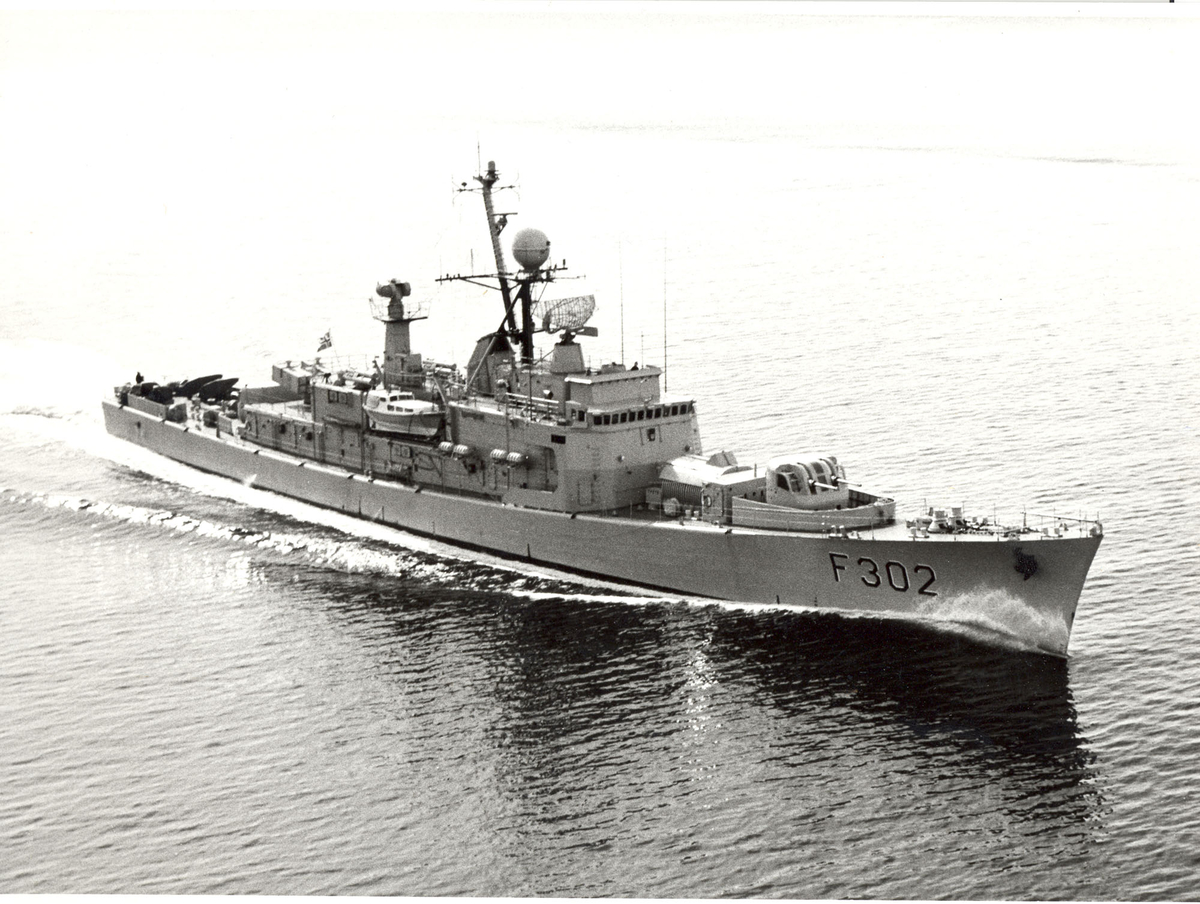 Oslo-kl.fregatt KNM "Trondheim". under fart, styrbord baug.