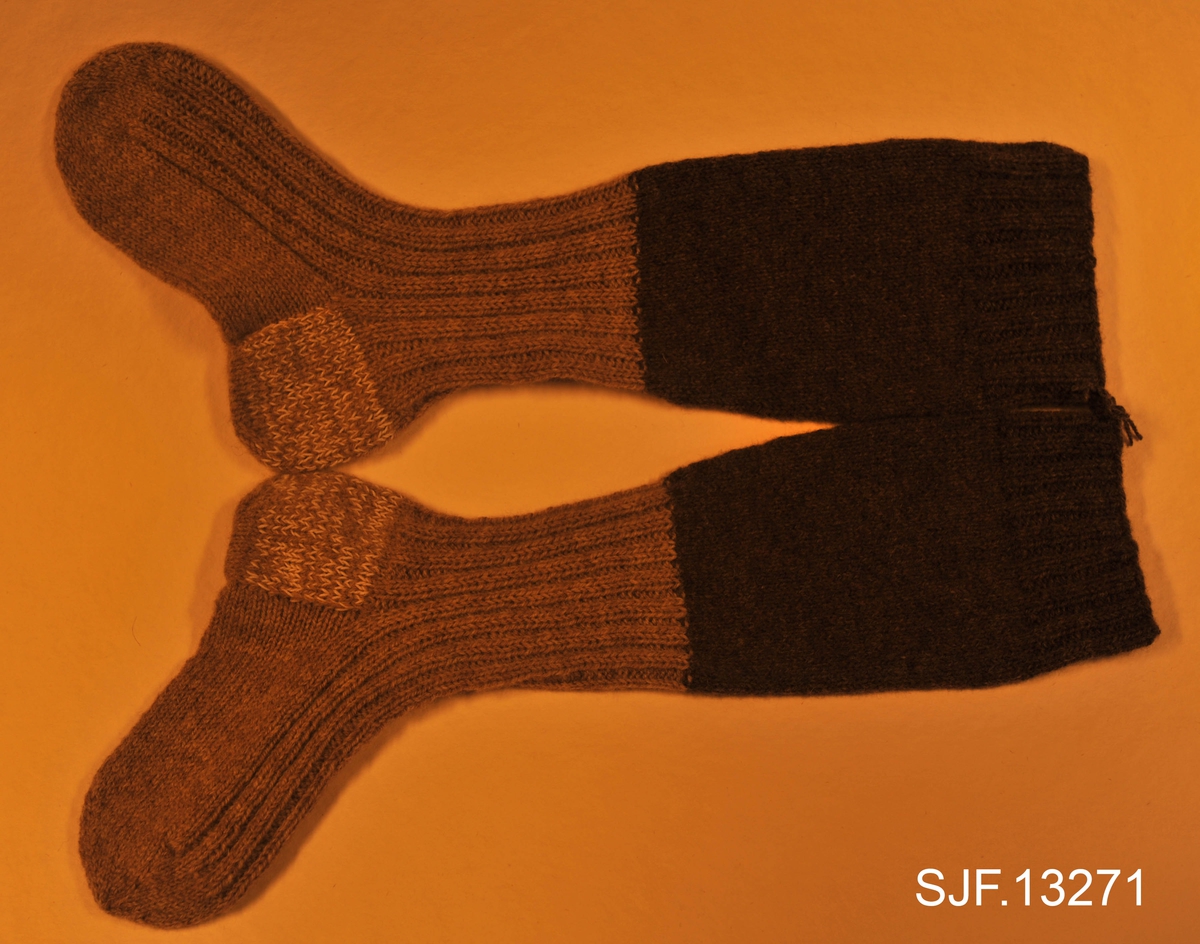 Strømpene er en kopi av strømpene med gjenstandsnummer SJF. 4621. 

Strømpene er strikket av tretråds Raumagarn. I hælen er det brukt hvitt bomullsgarn (renningsgarn). 
Strømpefoten er lysebrun, mens strømpeleggen er mørkebrun. Den lysbrunedelen er i ribbestrikk, mens leggen er glattstrikket. Øverst på leggen er det brodert en "I" med oransje garn. 

Selve hælen har en spesiell felling. 
