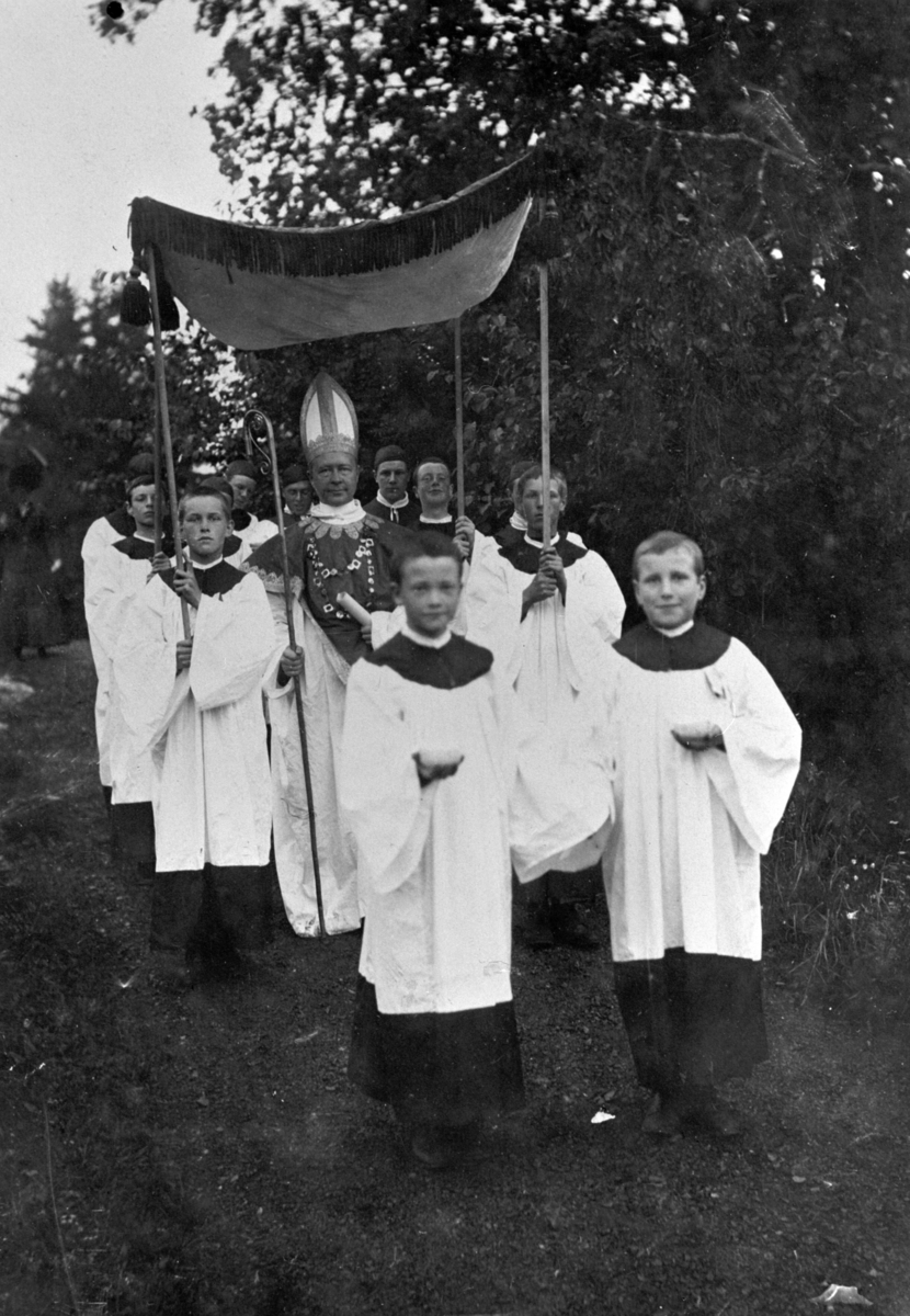 Historisk opptog 24 - 25 juni  1911, katolsk prosesjon, biskop Mogens spilt av redaktør Johannes Martens.

11 GUTTER, PROSESJON MED PREST, DOMKIRKESTEVNE, DOMKIRKERUINEN. Formålet var innkjøp av Domkirkeodden til museumsområdeDOMKIRKESTEVNET 24 OG 25 JUNI 1911
