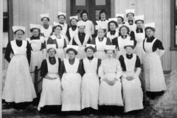 Gruppe damer. Husholdningsskoleelever på Grundseth.