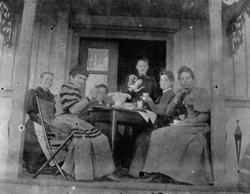 Seks damer ved pådekt kaffebord. Fra venstre er Karen Sølvsb