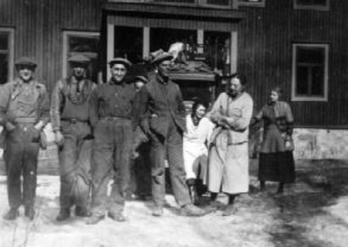 Ringsaker, Moelv, Stor gruppe voksne i arbeidsklær. Flyttelass på bil, Gønner Sveinhaug (1875-1953) med hendene i kors.