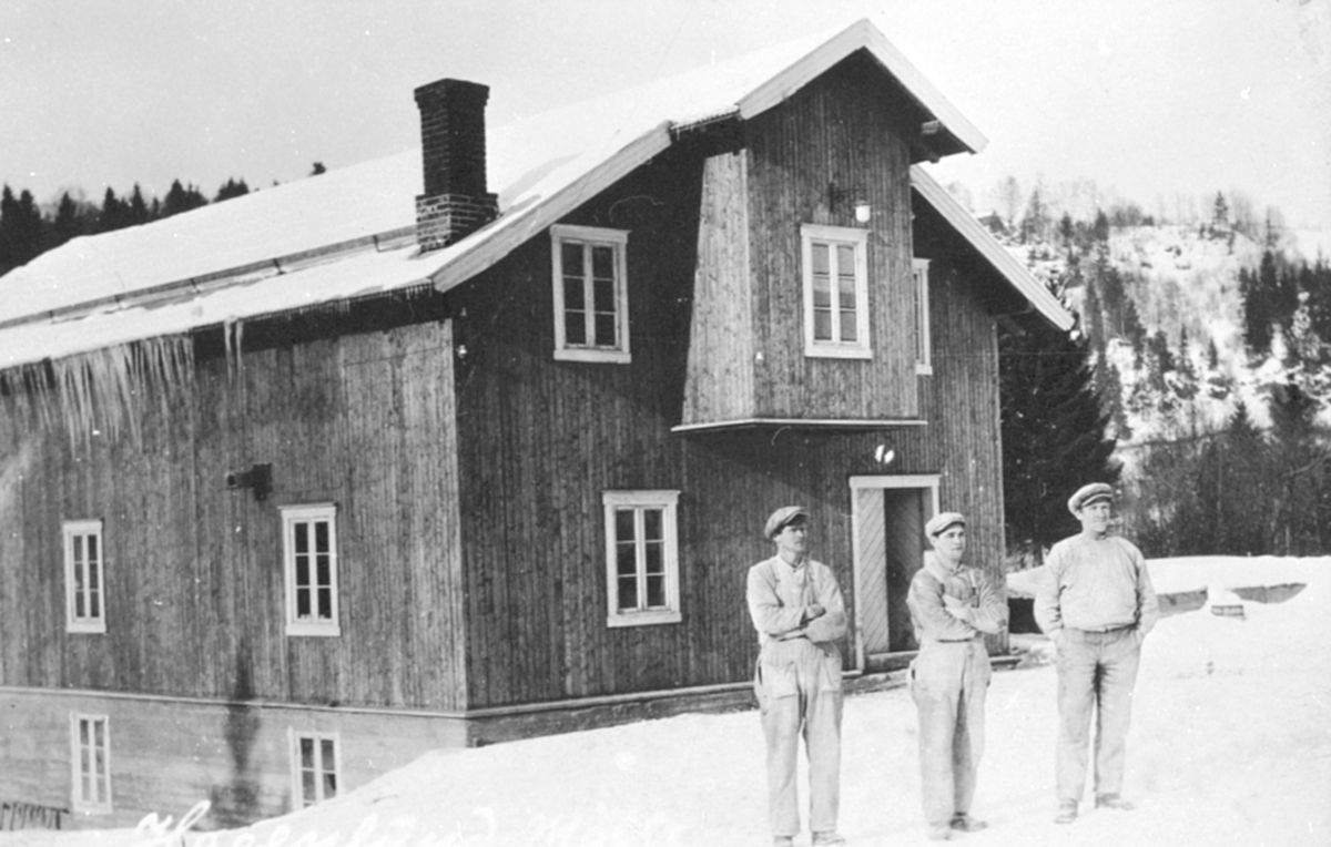 Eksteriør, Hagelund mølle, Spikdalen. Fra venstre er Adolf Johansen, Martin Jensbakk, Even Sørlunden.