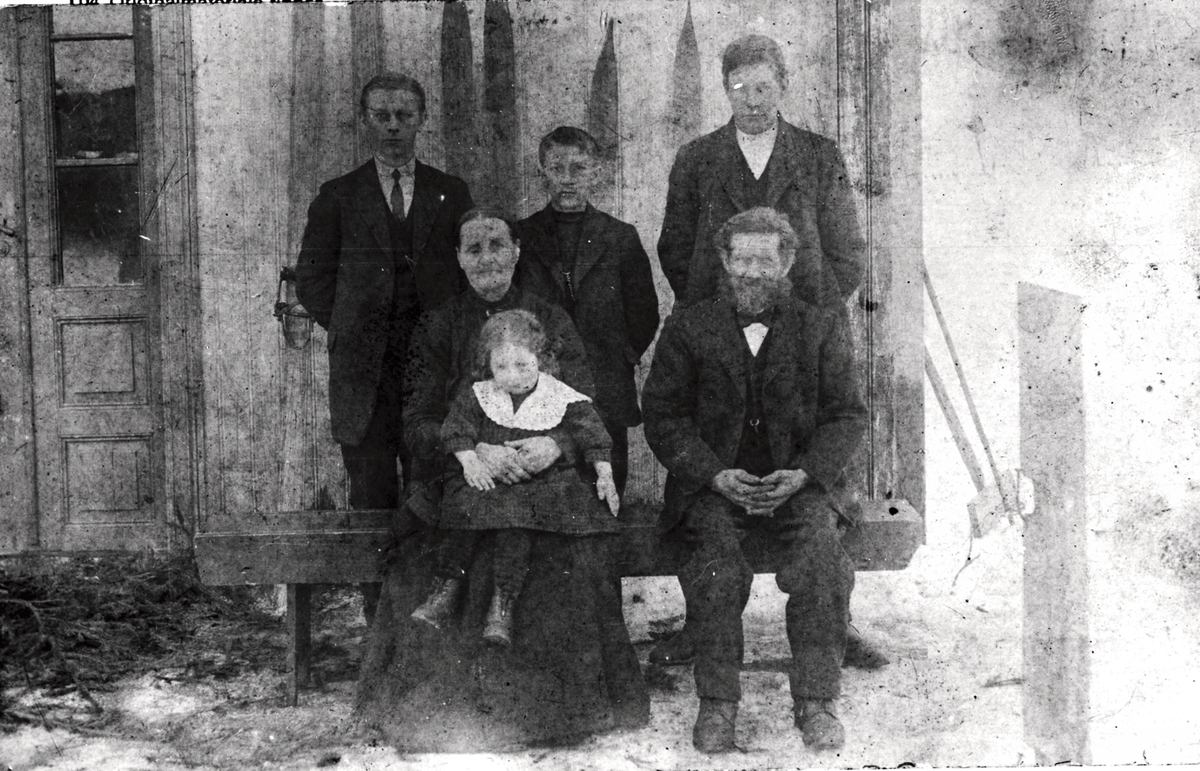 Familiegruppe, Bak er Martin Sørum, Per Sørum, ukjent. Foran fra venstre er Marie Sørum med Margit Sørum (gift Hemma), Lars Sørum, Høiby, Veldre, Ringsaker.