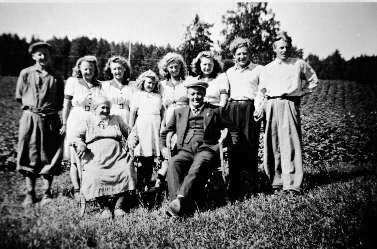 Familie Langseth på Raknerud søndre, Helgøya. Foran er foreldrene Betsy (1893-1974) og Martin (1893-1978). Bak er fra venstre Birger (1929-1948), Ragna f.1918, Inga f.1924, Reidun f.1934, Randi f. 1925, Magnhild f.1929, Eivind f.1921, Otto f.1919.