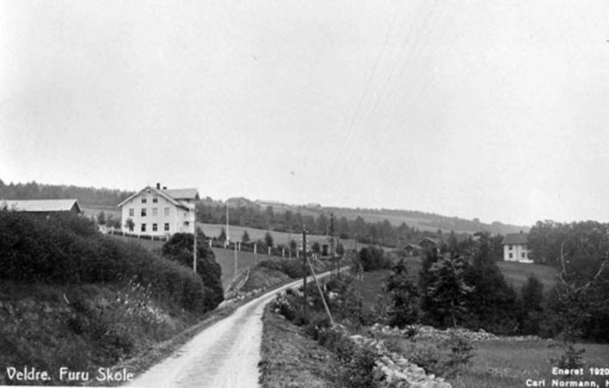Postkort, Furu skole til venstre, Tokstad gård til høyre. Løkjedalen, Veldre, Ringsaker.