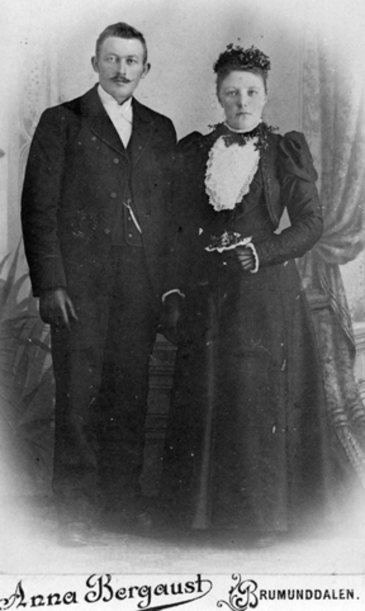 Brudepar, Erik Soput, Sissel Soput, Furnes, Ringsaker. Paret giftet seg i 1898.