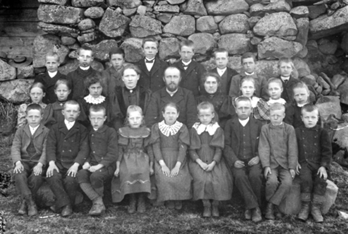 Elever og lærer ved Mauset skole, Brumunddal. Ca. 1900.