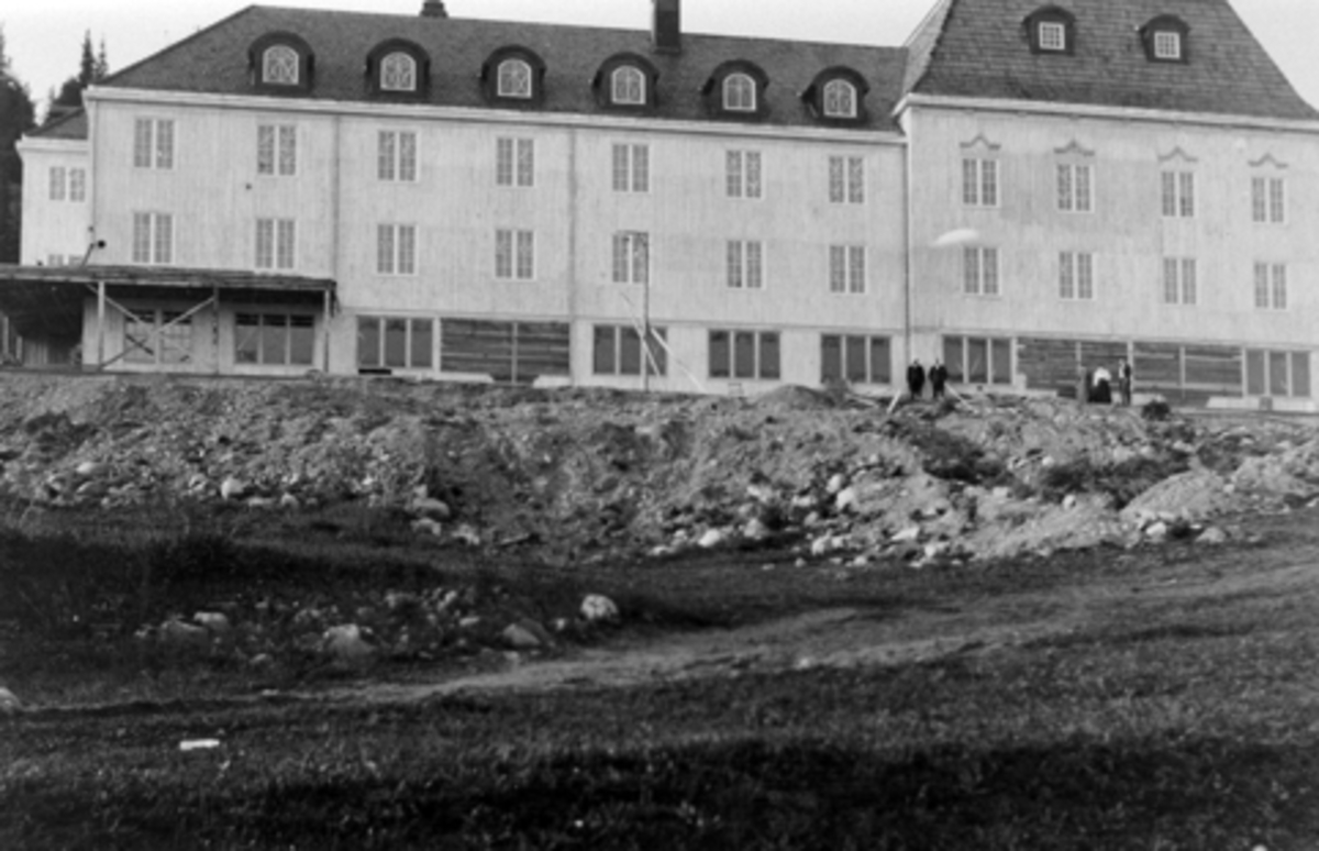 HHøsbjør Turisthotell under bygging i 1919.