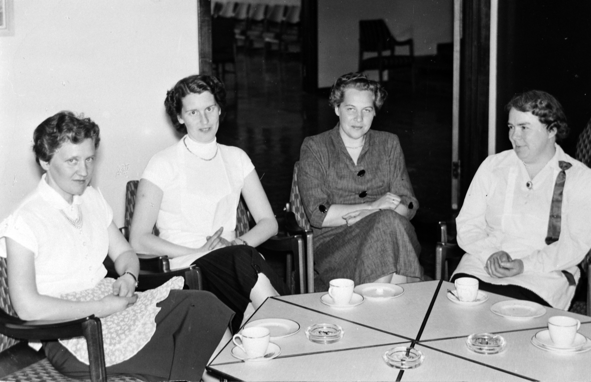 Herredhuset, Moelv. Fra venstre Synnøve Gilberg (født Nyberg), Eva Løvli (født Evensen), Mimmi Synstad (født Nysveen) og Ingeborg Pedersen (født Høiby). Ca. 1955.