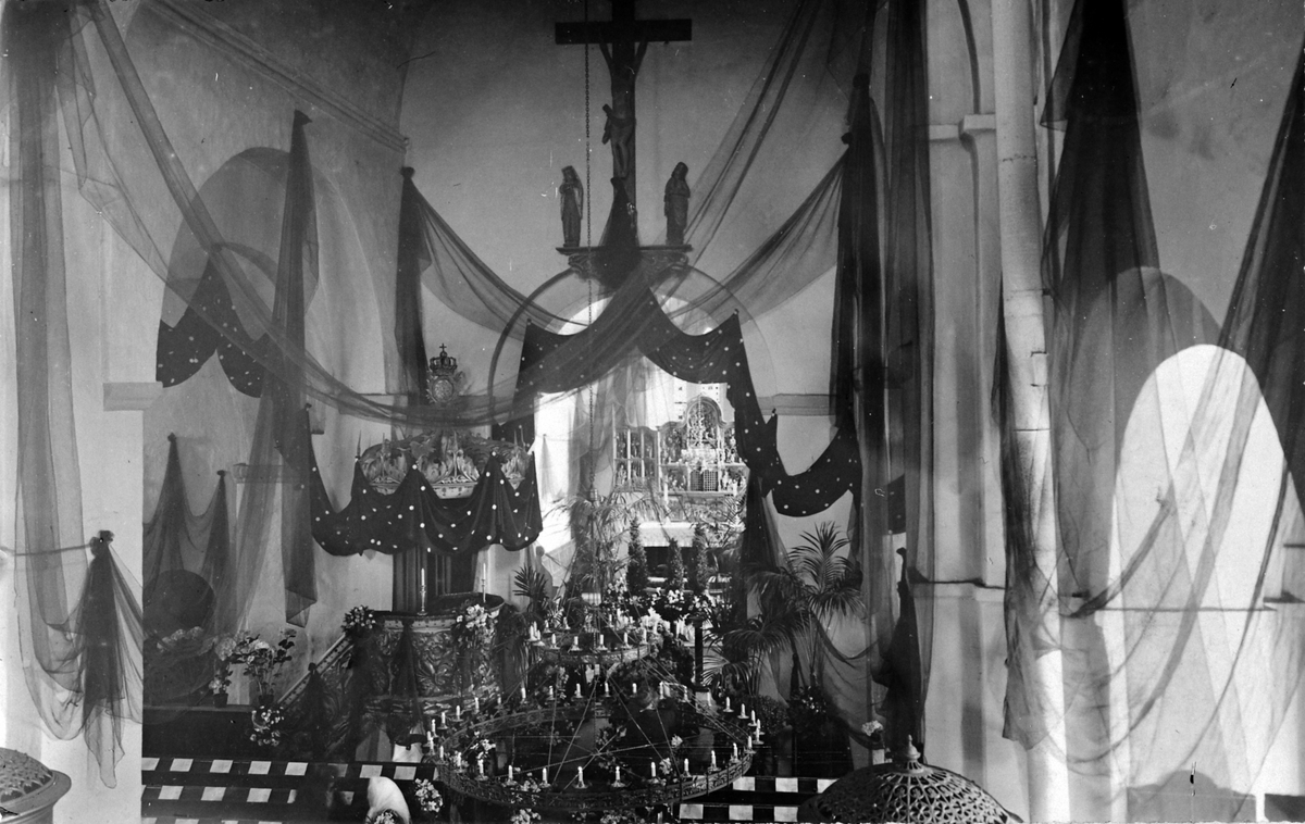 Interiør, Ringsaker kirke. Pyntet til begravelsen etter Ida Kjos den 8.5 1918.
