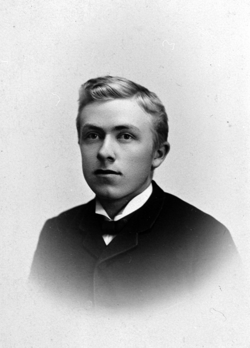 Portrett, Iver Prestkvern (1871- ), født Gran på Hadeland, lærer ved Ringsaker Amtsskole fra 1903 til 1931, musiker, sanginstruktør, komponist, 