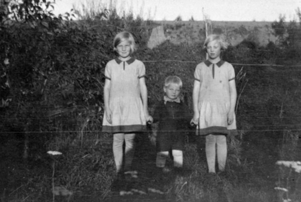 Barn i Kastbakken, Moelv. Laura, Henry og Else Østeraas, ca. 1930.