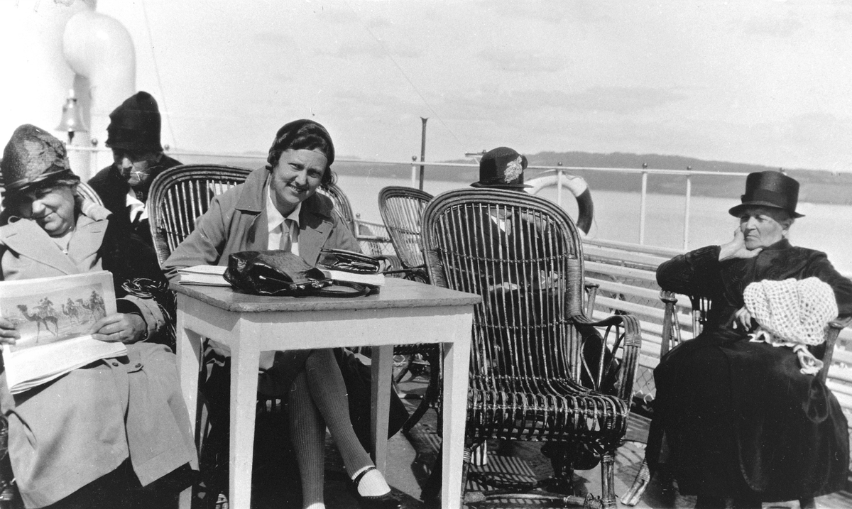 Ombord på Skibladner, ukjente kvinner på dekk, sommeren 1928.