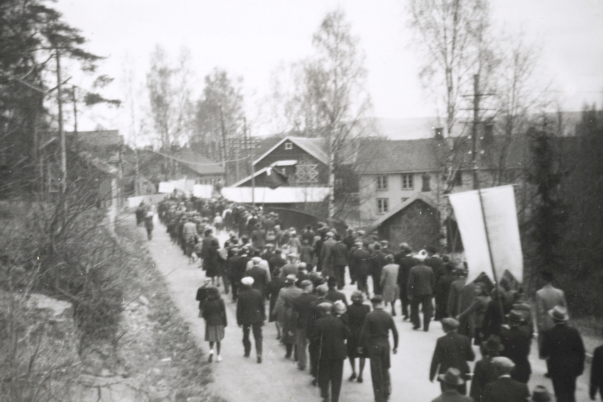 1. mai tog i Moelv 1946-1947. ved Dehli, gardsbruk, mølle.