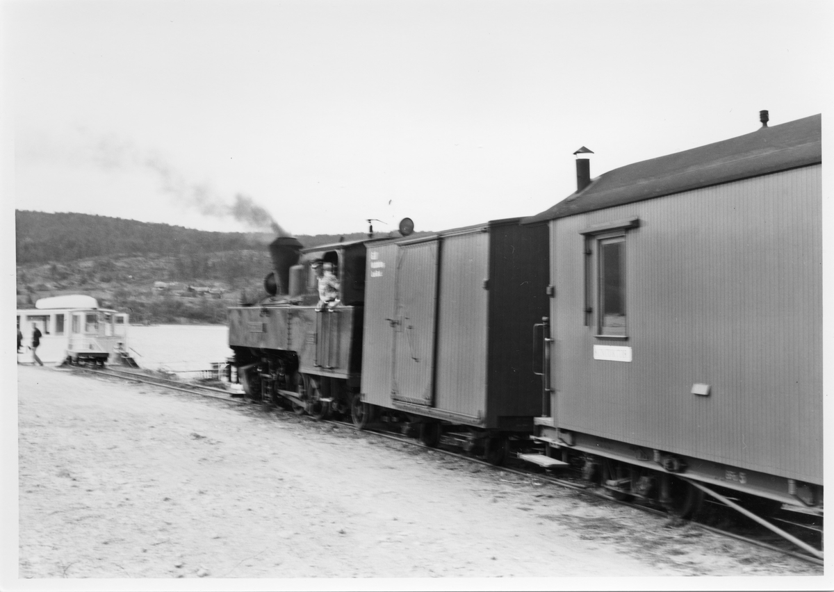 Lok 4 Setskogen med tog fra Sørumsand har ankommet dampskipsbryggen på Skulerud med rundereisepassasjerer til D/S Turisten.