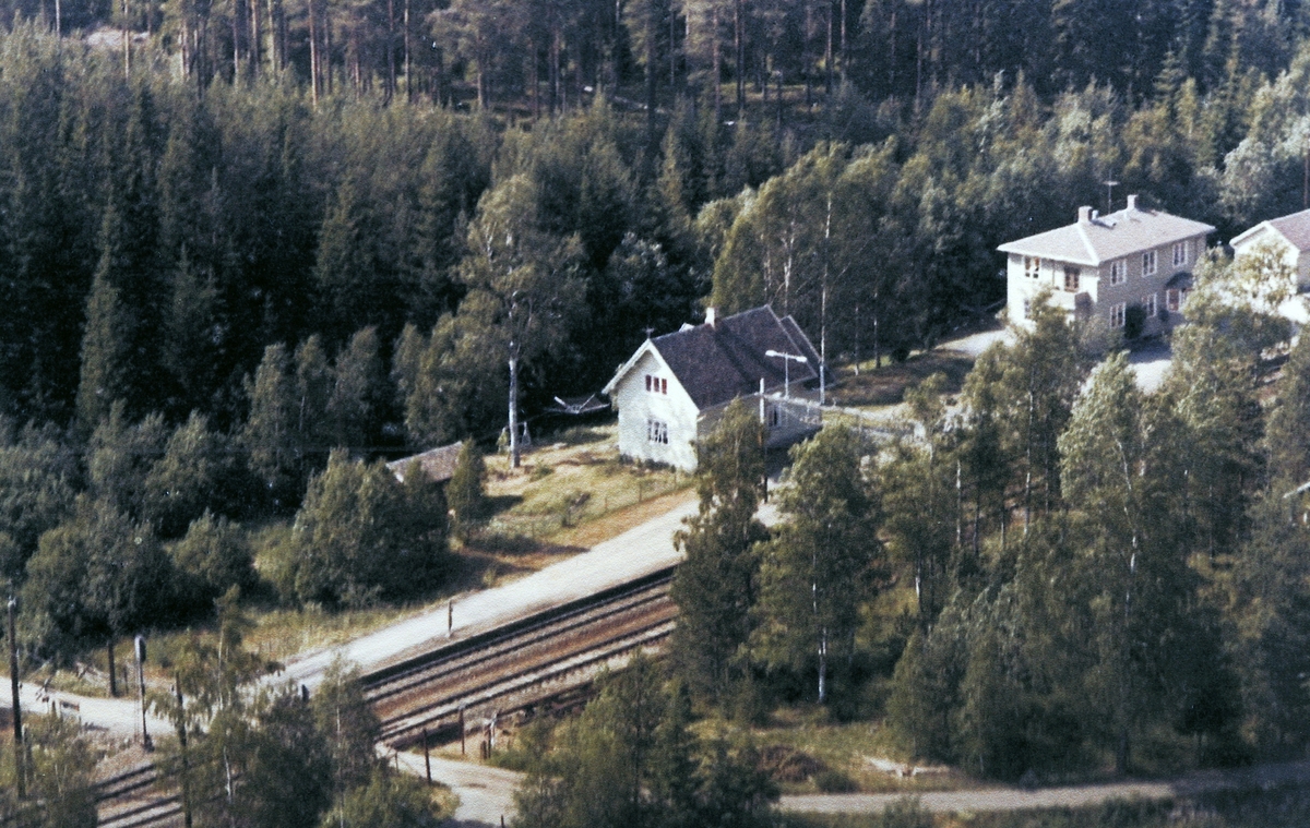 Steinsrud stasjon i Stange i 1975, Flyfoto. T. v den gamle stasjonsbygningen og t. h. den nye stasjonsbygningen