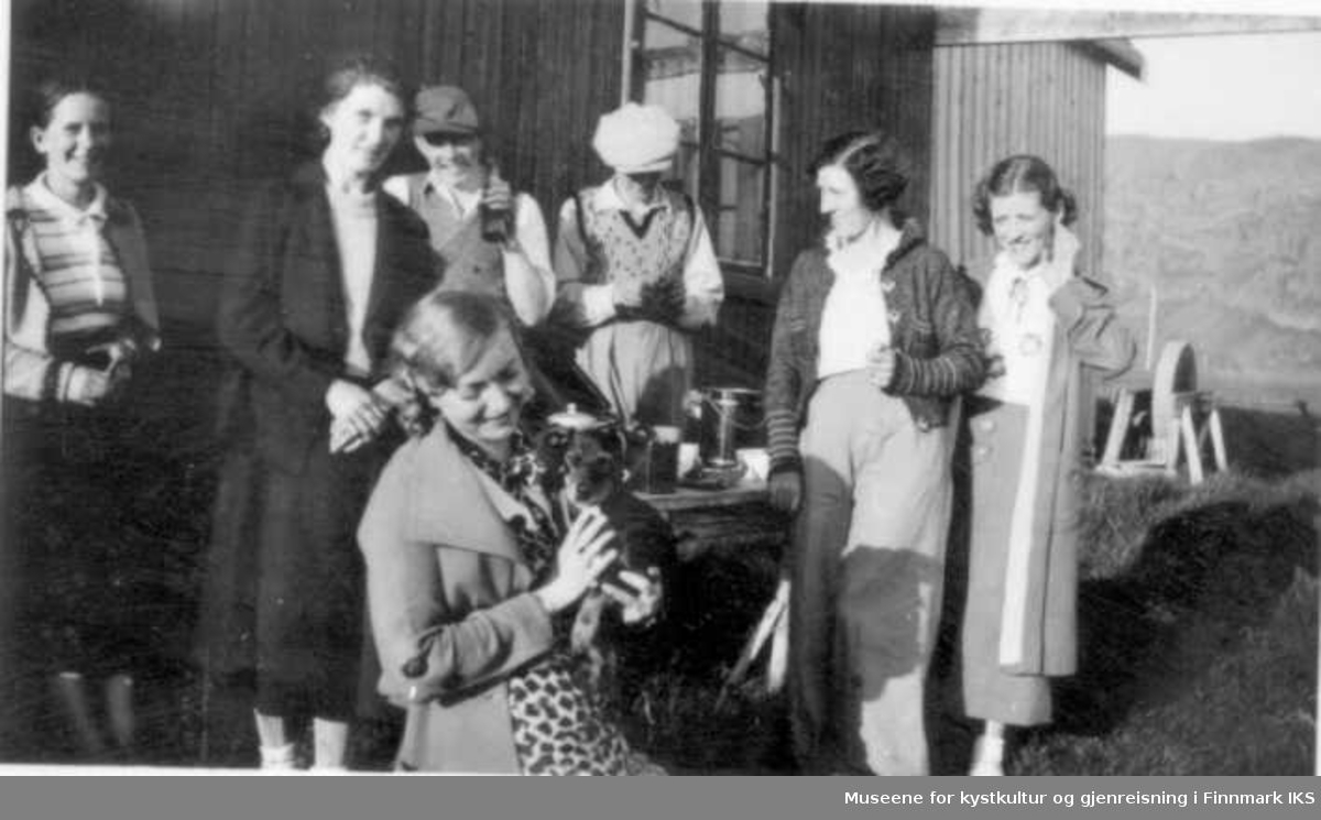 Samlet til fest. Fra venstre: Asta Frantzen, Olaug Olsen, Alf Johansen, ukjent, Julie Olsen, Olaug Gjæver Pedersen og Gunvor Danielsen. Ca 1932