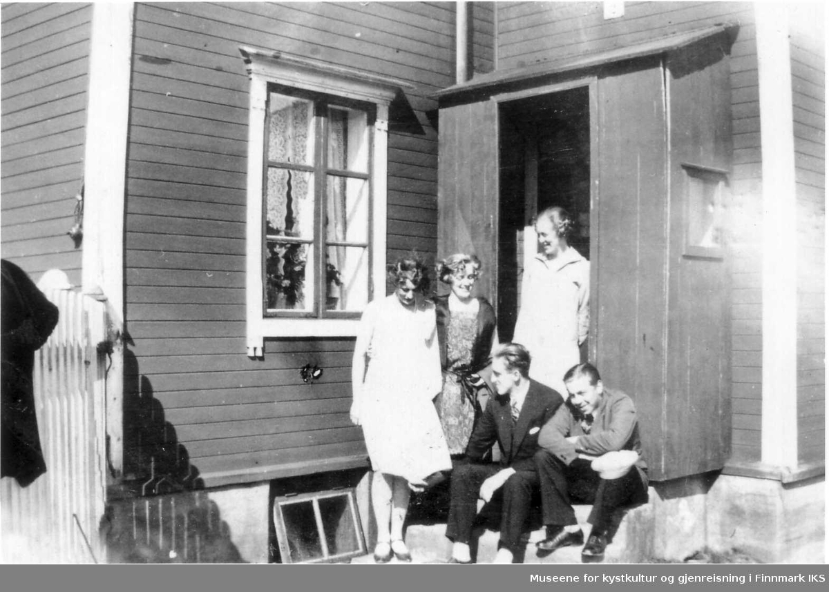 Havnevesenets hus på Varnes. Stående fra venstre: Maja Kullbotn, Aase Schanche, Gunvor Schanche. Sittende: Trygve Schanche og Kristian Berg ca 1930.