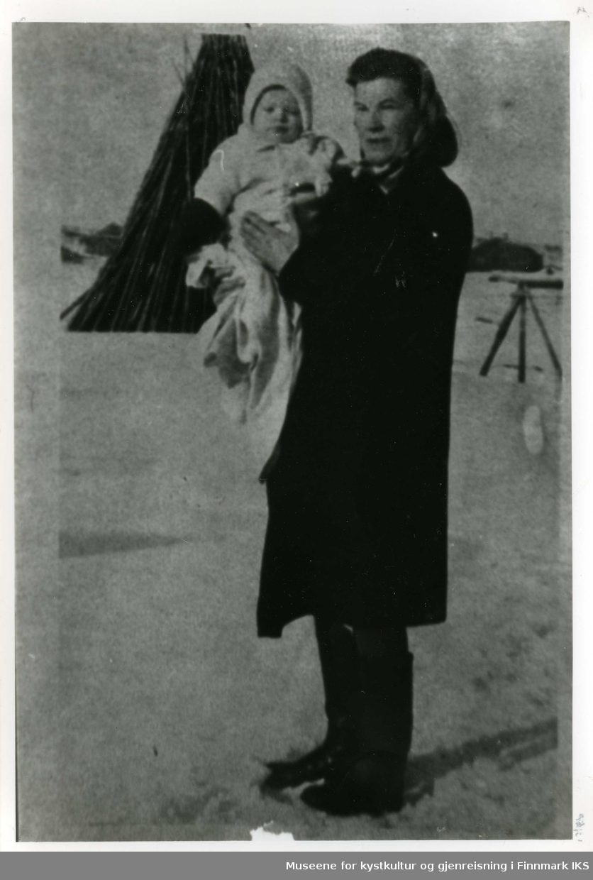 Astri Pedersen med sønnen Gunnar Pedersen. Gamvik 1951.