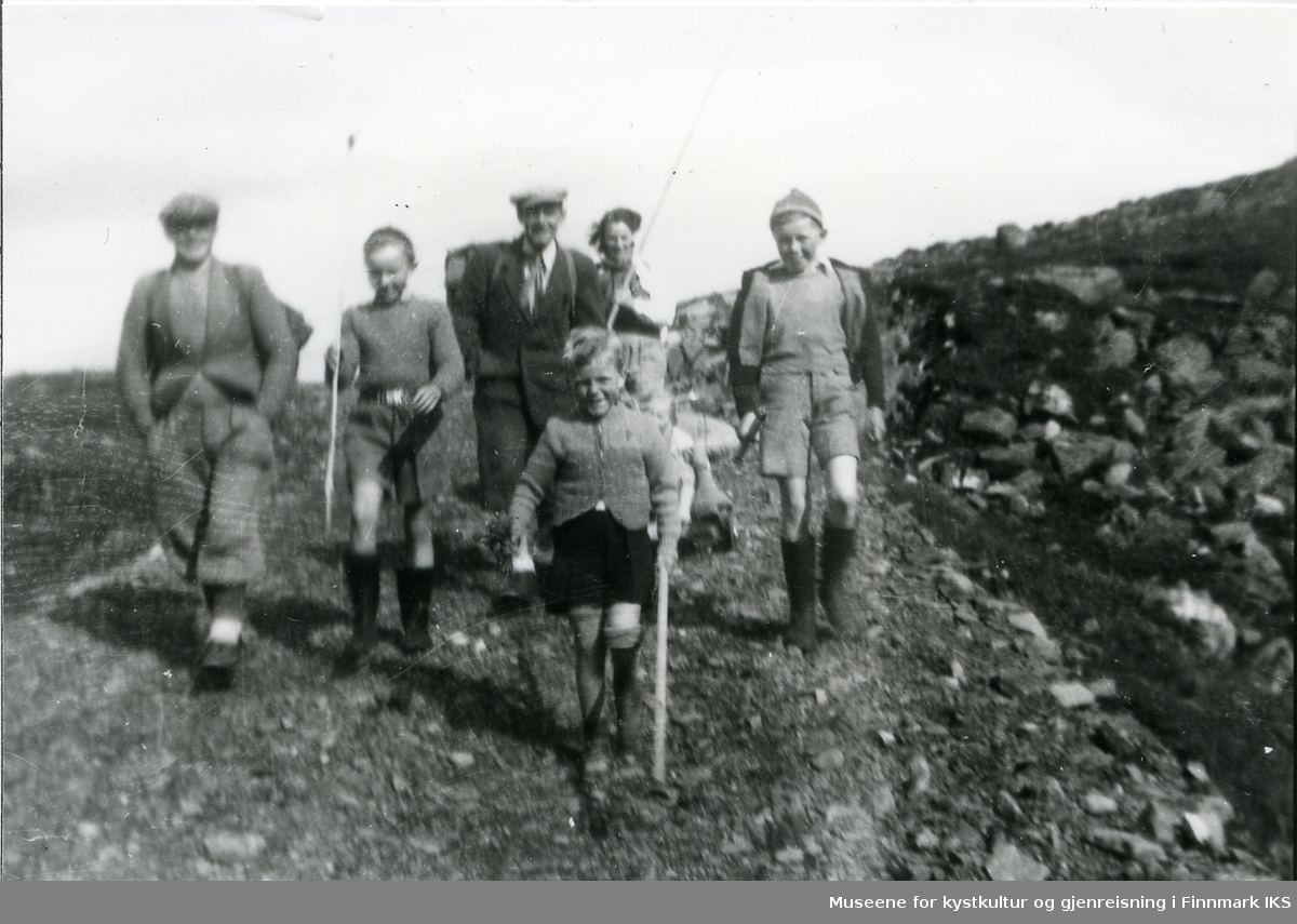 Seks ukjente mennesker på tur. Gamvik Kommune 1950.