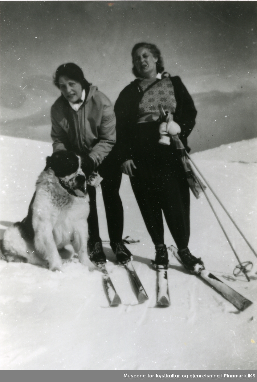Solveig Ludvigsen og Valdis Pedersen. Gamvik i Gamvik Kommune 1960. Hunden er Solveigs og heter "Barry".