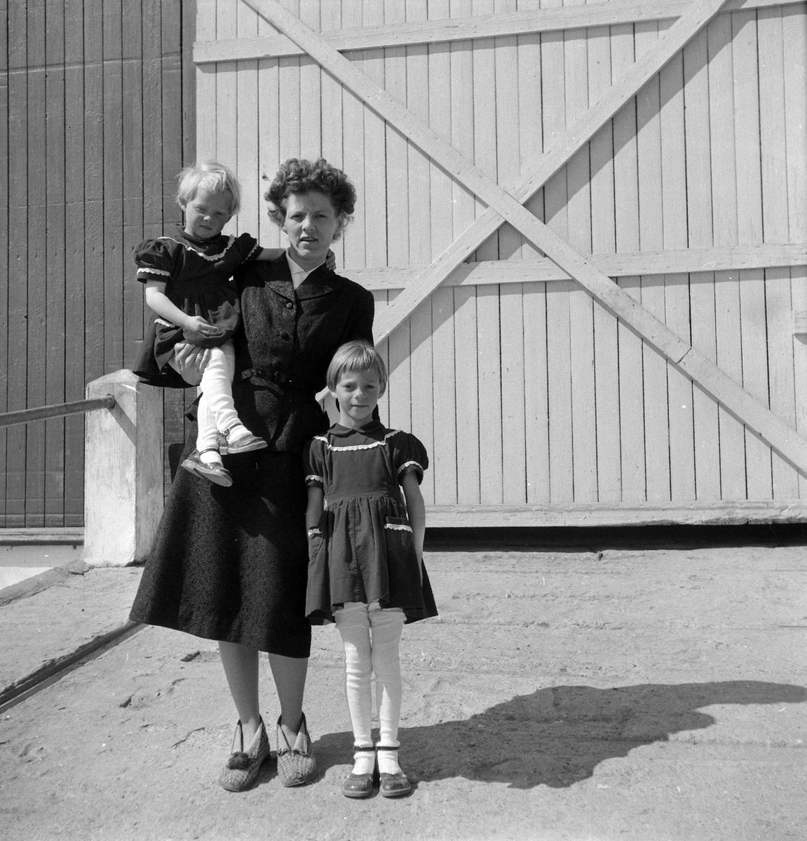 Astrid Strindberg, født skjegstad med barna sine. Tove sittende på armen, er født i 1956 og Anne Grethe født i 1952