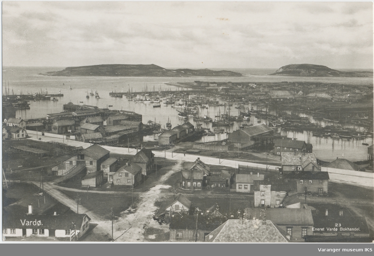 Postkort, Nordre Våg sett fra radiomastene, Reinøya og Hornøya i bakgrunnen, ca. 1930