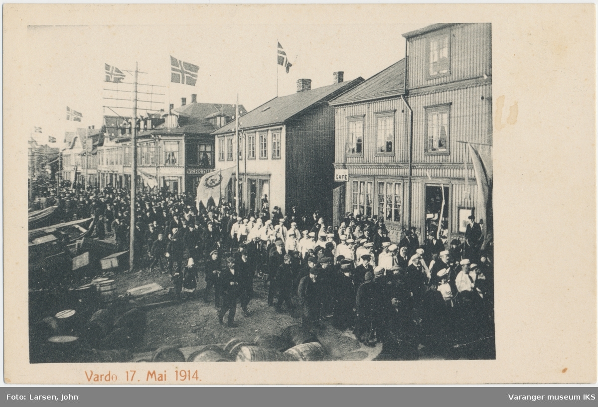 Postkort, 17. mai-tog i Strandgata, sett mot nord, ca. 1920