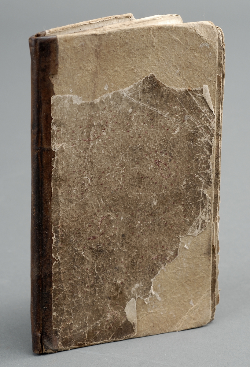 Boken er  et halvbind med skinn i rygg og trykt dekor på perm.
Boken har religiøst innehold.
Håndskrevet tekst inne i permen.
Teksten er i gotisk skrift.