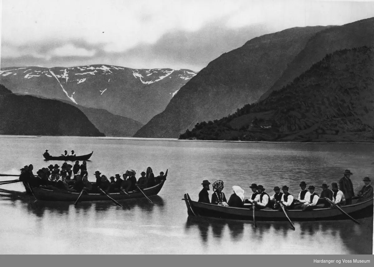 Brudeferd På Hardangerfjorden Med Fire Robåtar Hardanger Og Voss