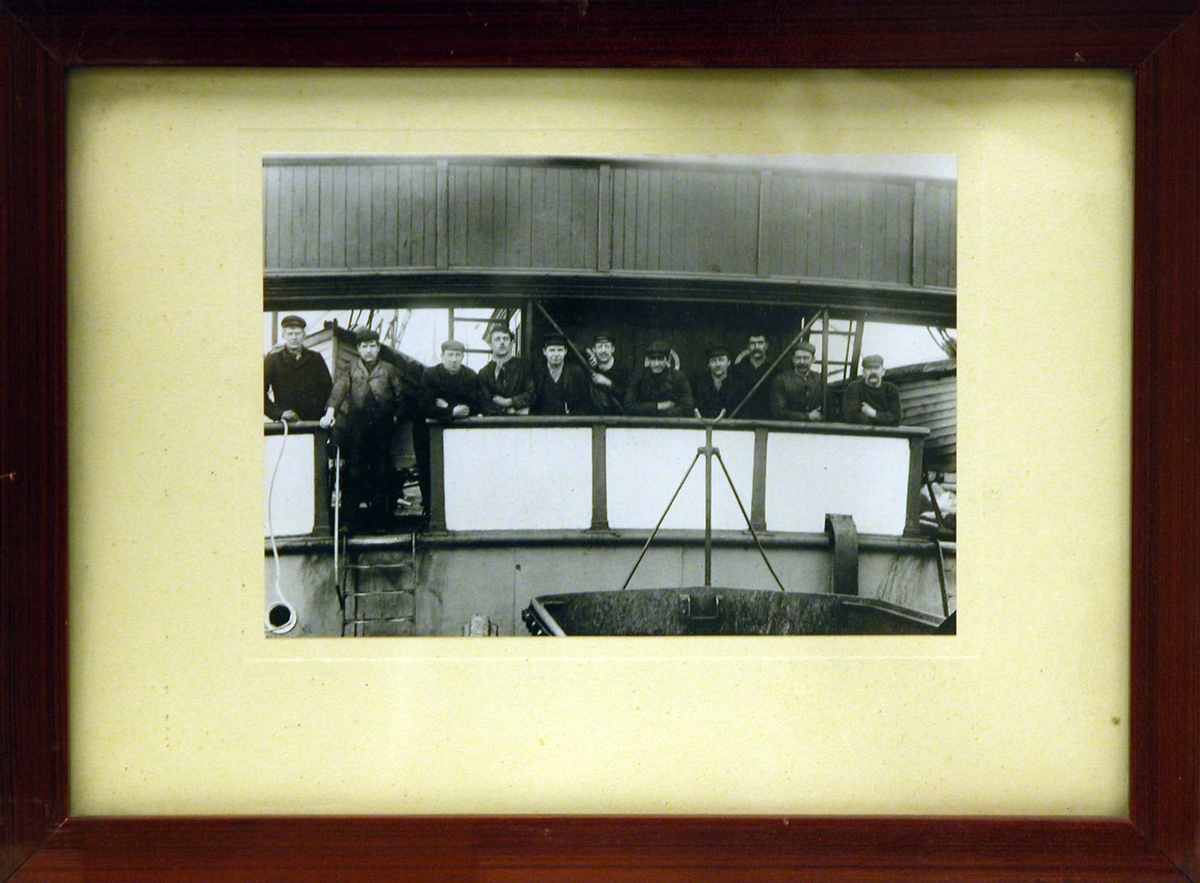 Gruppebilde av besetningen på S/S "Prima" stående ved skipsbroen. Det selmerske rederi.