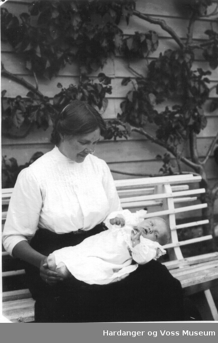 Marta Flaten med eldste sonen Johan, (eller Birgit Vangen med barn)